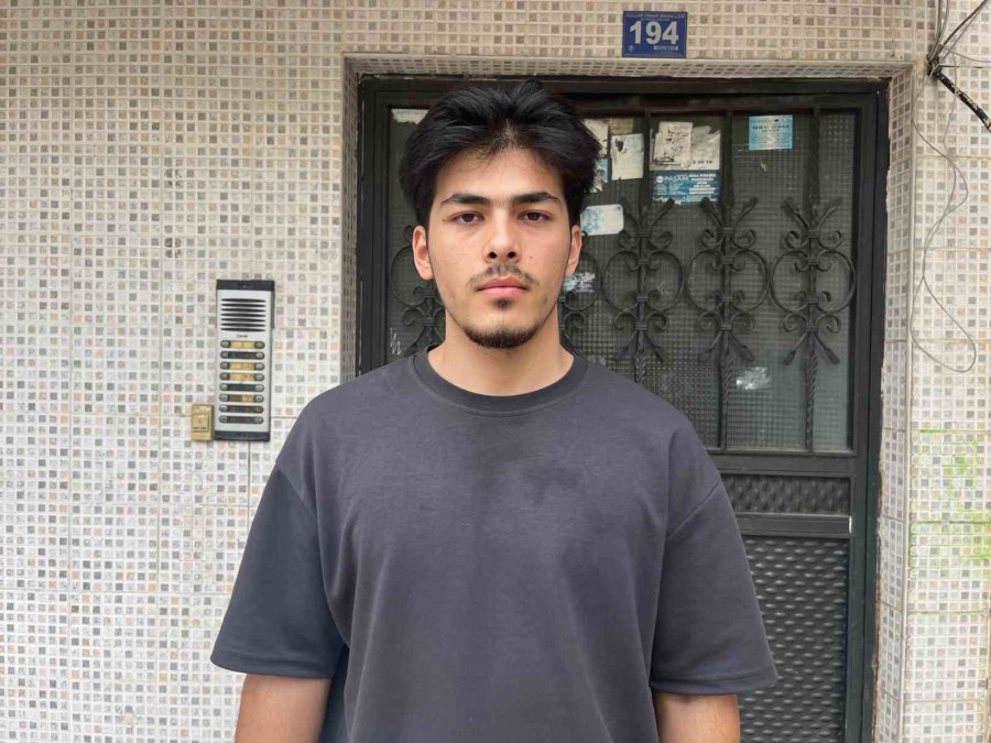 Apartmana Eli Boş Girdi, Dışarıya Altında Akrobasi Bisikleti Ve Çantayla Çıktı