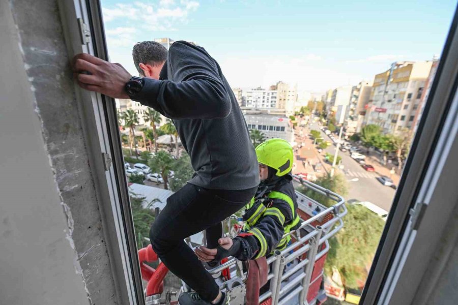 Mersin’de İş Merkezinde Yangın Ve Kurtarma Tatbikatı Yapıldı