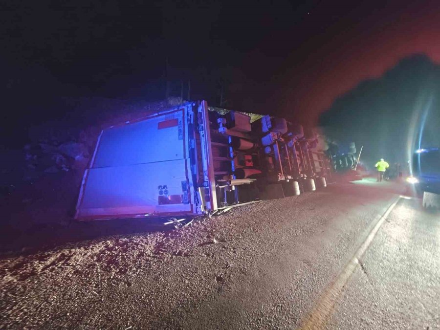 Devrilen Tırın Sürücüsü Hayatını Kaybetti