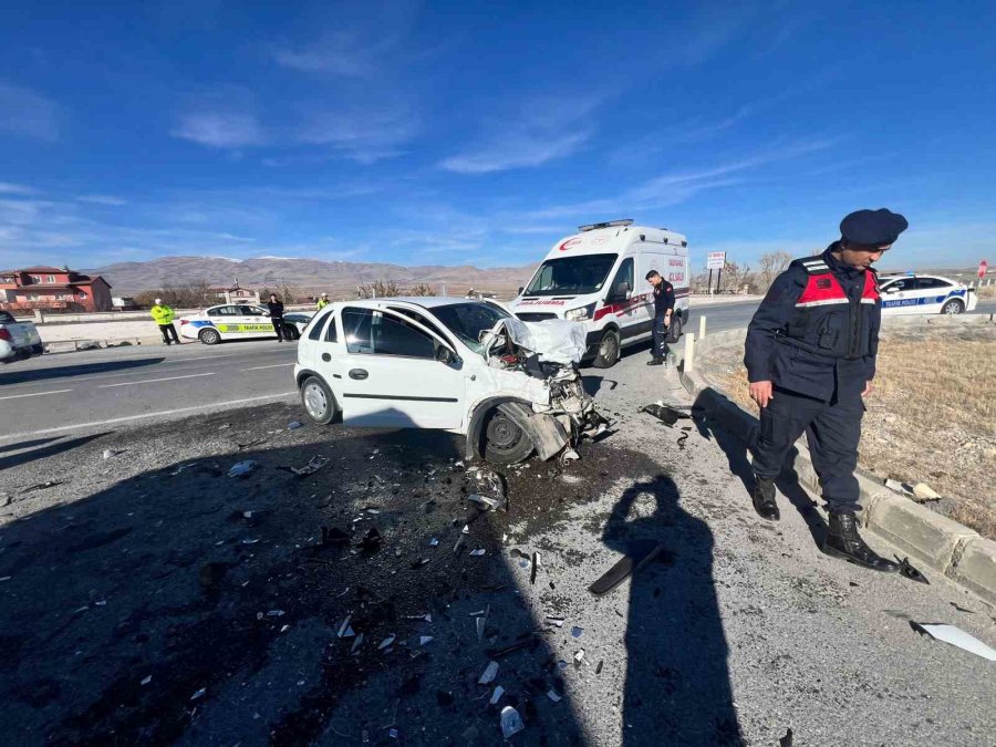 Otomobil İle Kamyon Çarpıştı: 1 Yaralı