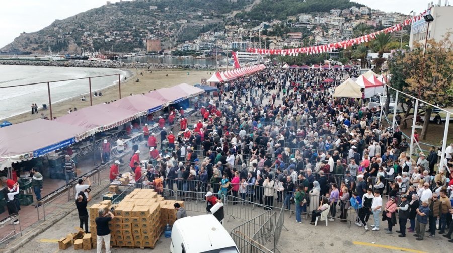 Alanya’da Geleneksel Hamsi Festivali Başladı 7 Ton Hamsi Ücretsiz Dağıtılacak