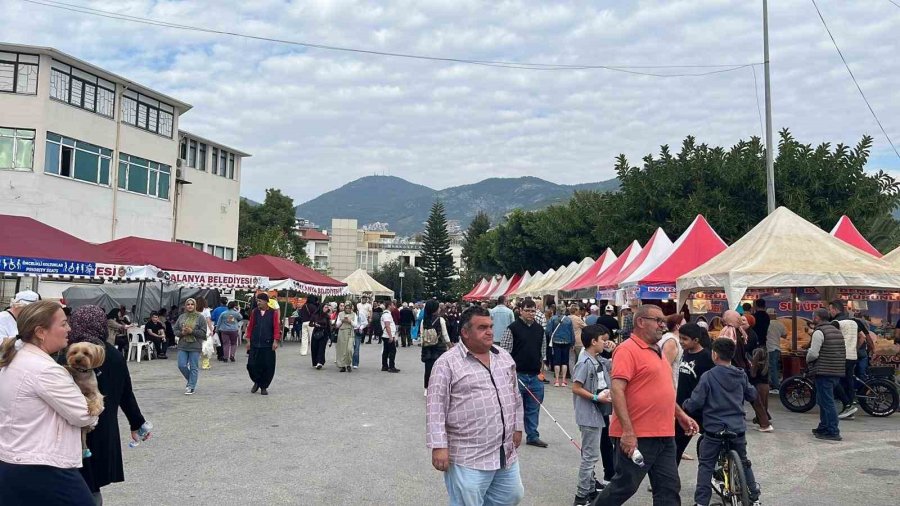 Alanya’da Geleneksel Hamsi Festivali Başladı 7 Ton Hamsi Ücretsiz Dağıtılacak