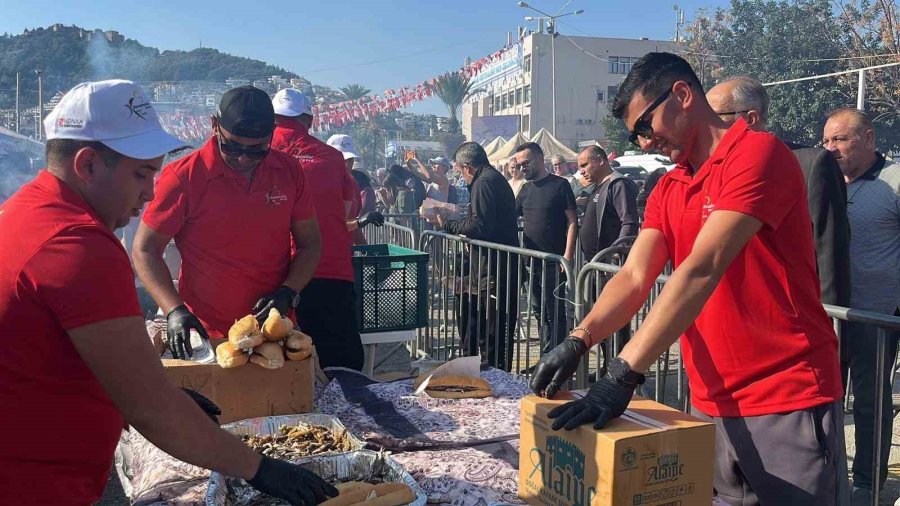 Alanya’da Geleneksel Hamsi Festivali Başladı 7 Ton Hamsi Ücretsiz Dağıtılacak