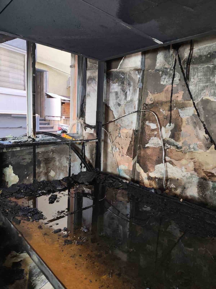 Alanya’da Apartmanın Giriş Katında Çıkan Yangın Korkuttu