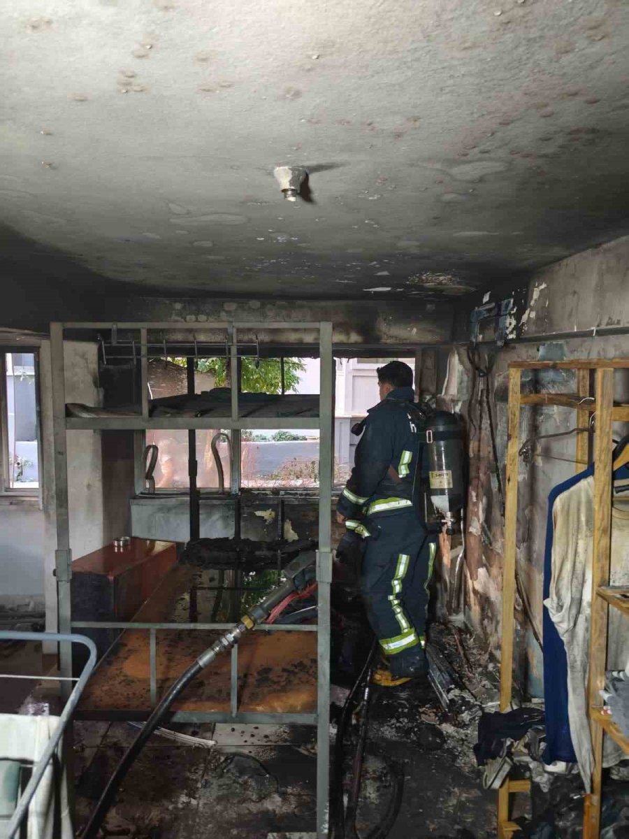 Alanya’da Apartmanın Giriş Katında Çıkan Yangın Korkuttu