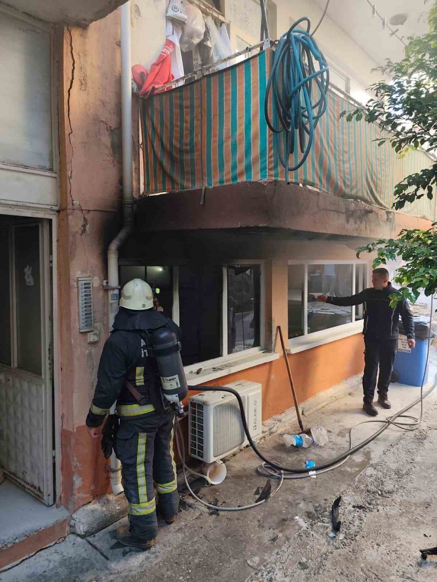 Alanya’da Apartmanın Giriş Katında Çıkan Yangın Korkuttu