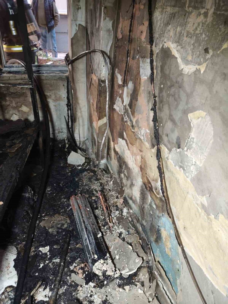 Alanya’da Apartmanın Giriş Katında Çıkan Yangın Korkuttu