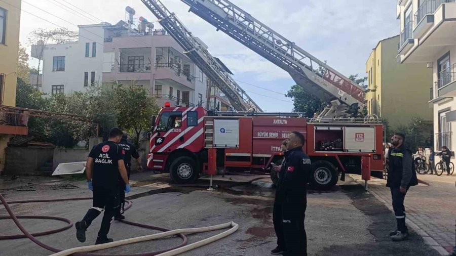 Alevler İçindeki Dairede Mahsur Kalan 3 Küçük Çocuğu İnşaat İşçileri Ve Mahalle Sakinleri Kurtardı