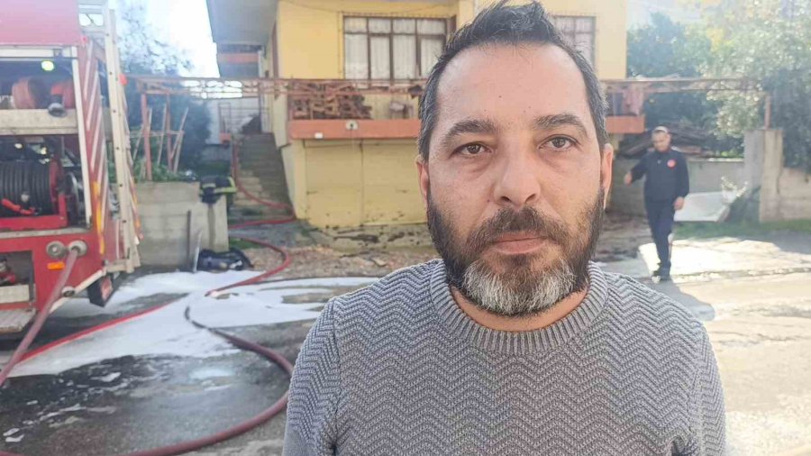 Alevler İçindeki Dairede Mahsur Kalan 3 Küçük Çocuğu İnşaat İşçileri Ve Mahalle Sakinleri Kurtardı