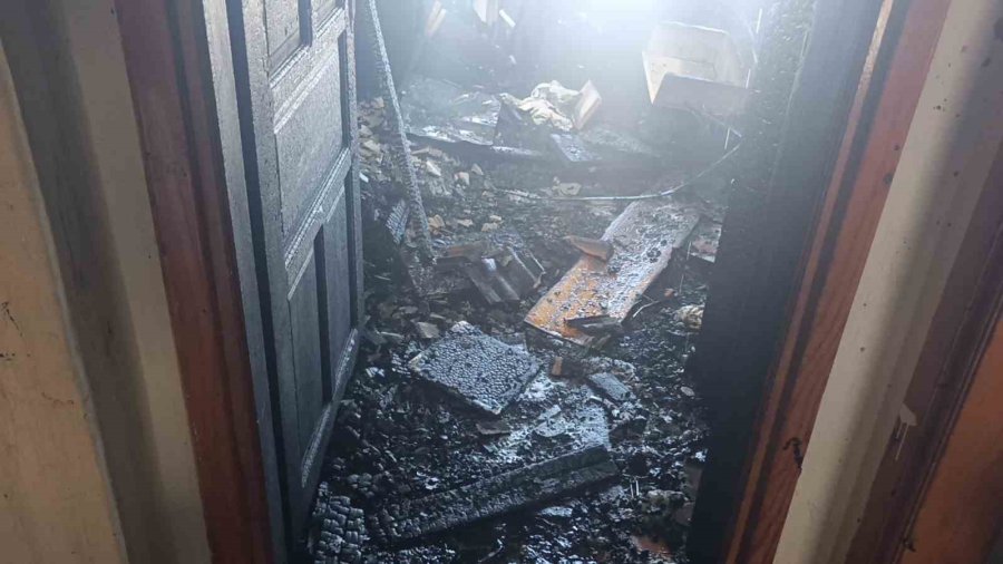 Alevler İçindeki Dairede Mahsur Kalan 3 Küçük Çocuğu İnşaat İşçileri Ve Mahalle Sakinleri Kurtardı