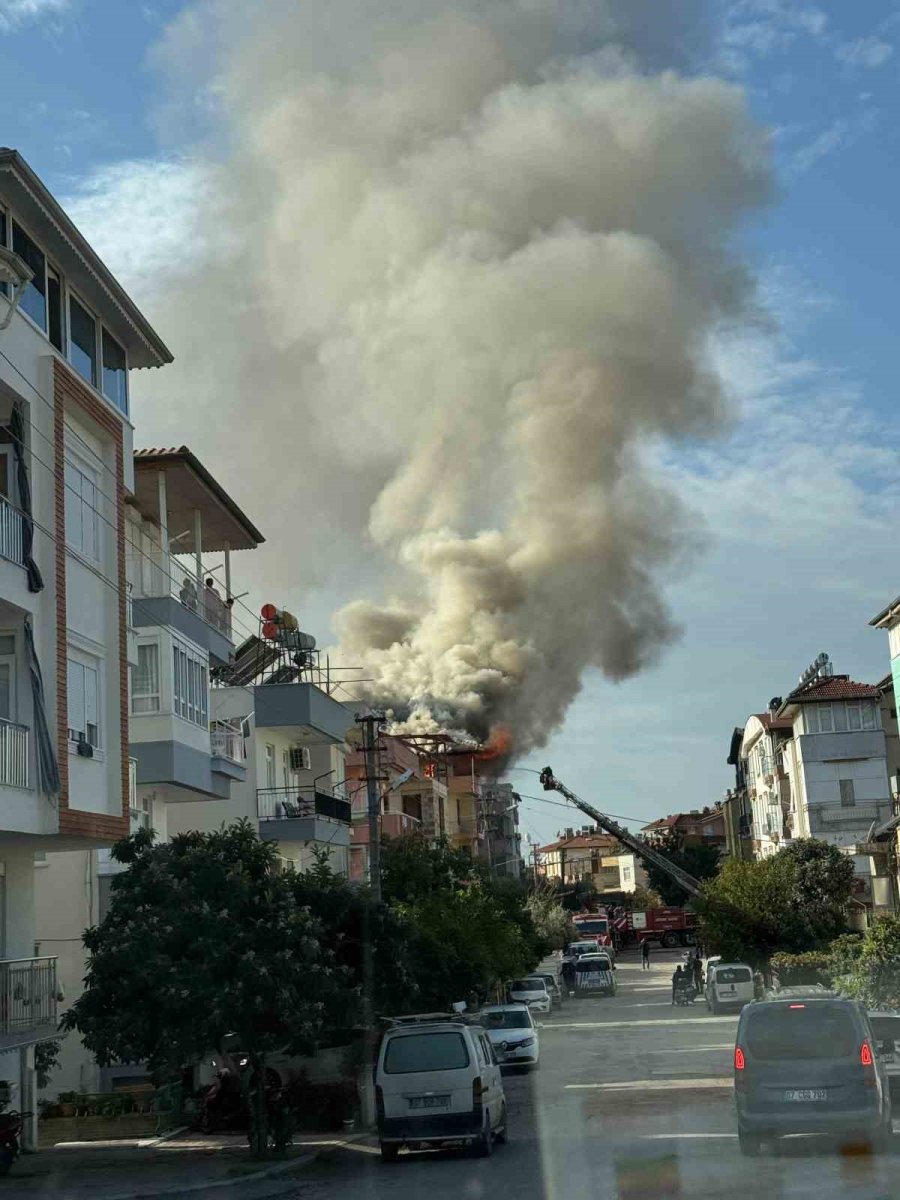Alevler İçindeki Dairede Mahsur Kalan 3 Küçük Çocuğu İnşaat İşçileri Ve Mahalle Sakinleri Kurtardı