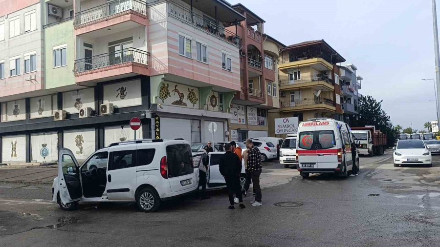 Antalya’da Hafif Ticari Araç İle Otomobil Çarpıştı: 1 Yaralı