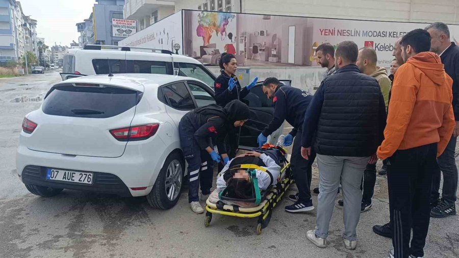 Antalya’da Hafif Ticari Araç İle Otomobil Çarpıştı: 1 Yaralı