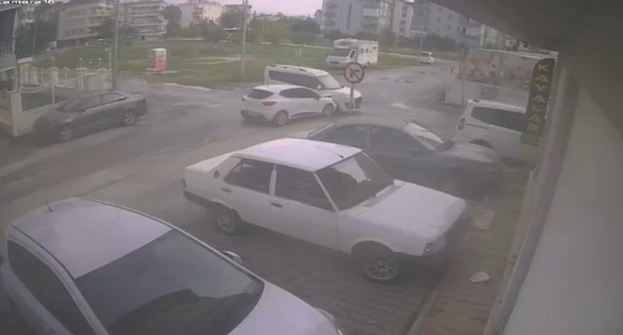 Antalya’da Hafif Ticari Araç İle Otomobil Çarpıştı: 1 Yaralı