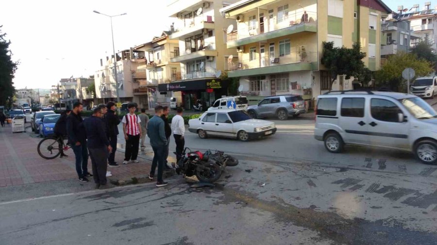 Otomobille Çarpışan Motosikletli, Metrelerce Havaya Savruldu