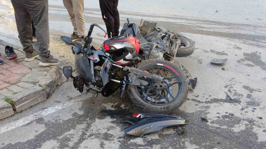 Otomobille Çarpışan Motosikletli, Metrelerce Havaya Savruldu