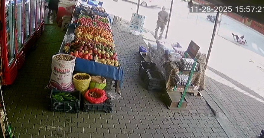 Otomobille Çarpışan Motosikletli, Metrelerce Havaya Savruldu