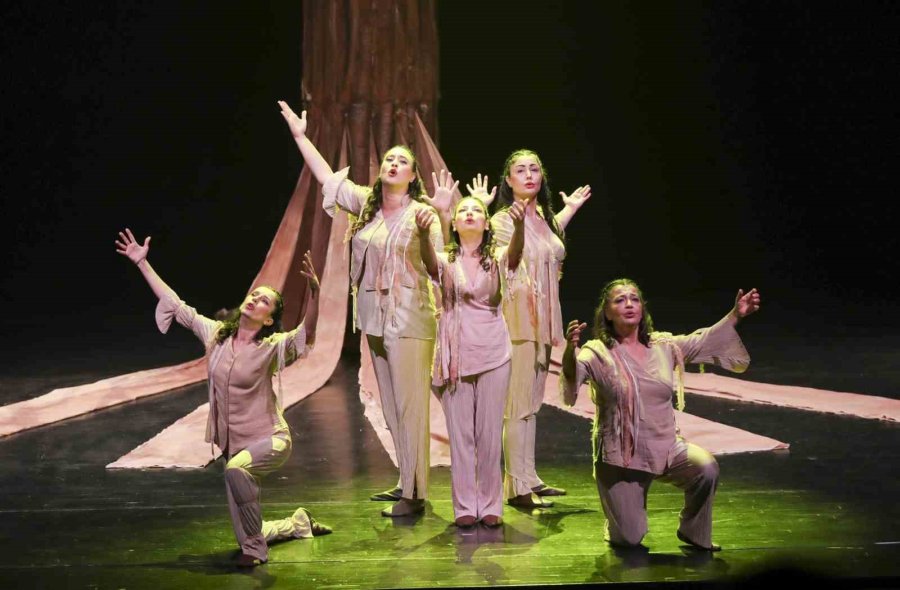 Mersin’de Emekli Evi Üyeleri ‘ben Anadolu’ Oyununa Yoğun İlgi Gösterdi