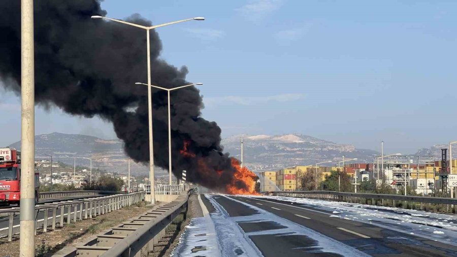 Mazot Yüklü Tanker Alev Alev Yandı, Gökyüzünü Kara Dumanlar Kapladı