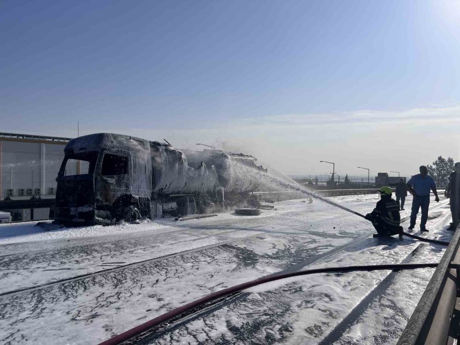 Mazot Yüklü Tanker Alev Alev Yandı, Gökyüzünü Kara Dumanlar Kapladı