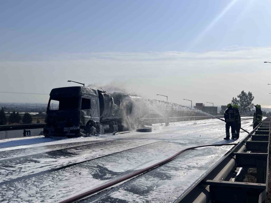 Mazot Yüklü Tanker Alev Alev Yandı, Gökyüzünü Kara Dumanlar Kapladı