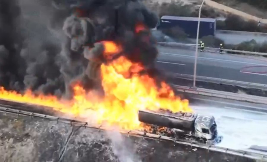 Mersin İtfaiyesi Felaketi Önledi: Patlamalar Yaşanarak Yanan Tanker 26 Bin Litre Yakıt Taşıyormuş