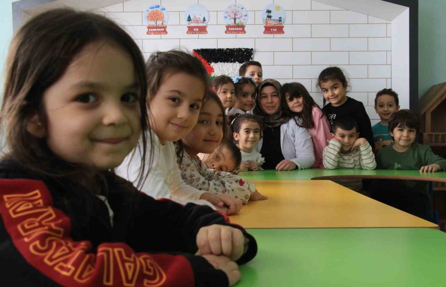 3 Çocuk Annesinin Azmi: Hayvancılıkla Uğraşırken Çocukların İlk Öğretmeni Oldu