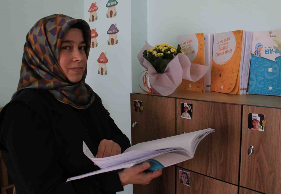 3 Çocuk Annesinin Azmi: Hayvancılıkla Uğraşırken Çocukların İlk Öğretmeni Oldu