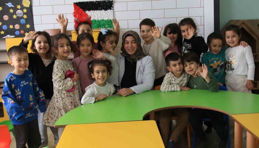 3 Çocuk Annesinin Azmi: Hayvancılıkla Uğraşırken Çocukların İlk Öğretmeni Oldu