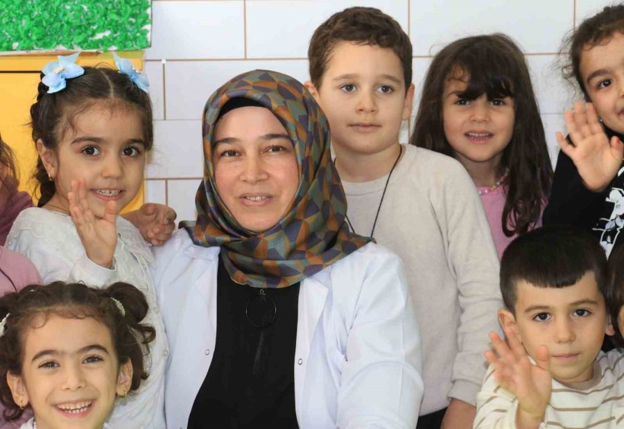 3 Çocuk Annesinin Azmi: Hayvancılıkla Uğraşırken Çocukların İlk Öğretmeni Oldu