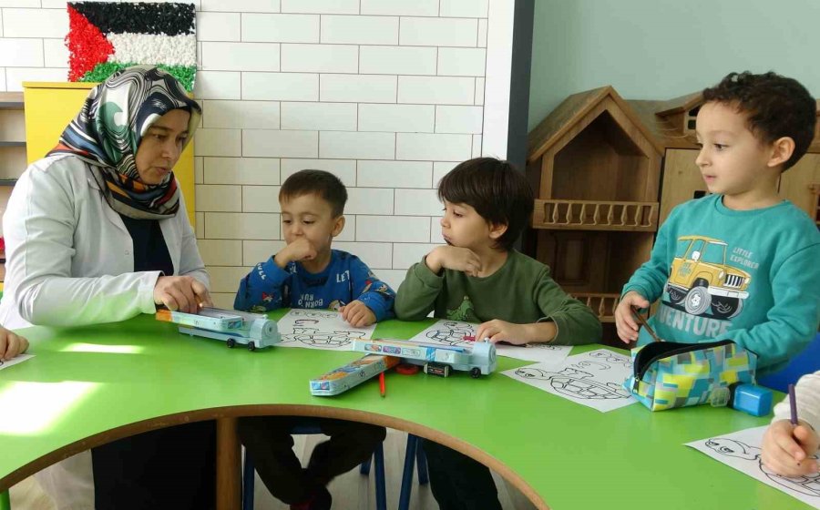 3 Çocuk Annesinin Azmi: Hayvancılıkla Uğraşırken Çocukların İlk Öğretmeni Oldu