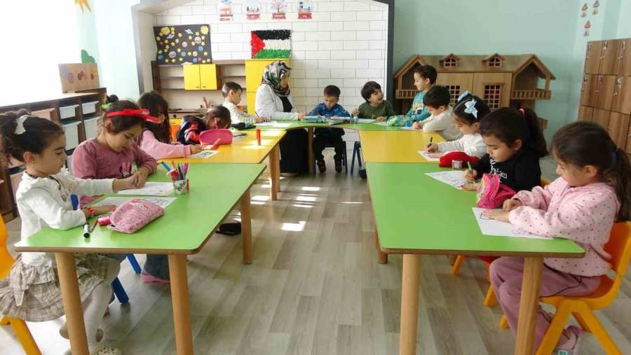 3 Çocuk Annesinin Azmi: Hayvancılıkla Uğraşırken Çocukların İlk Öğretmeni Oldu