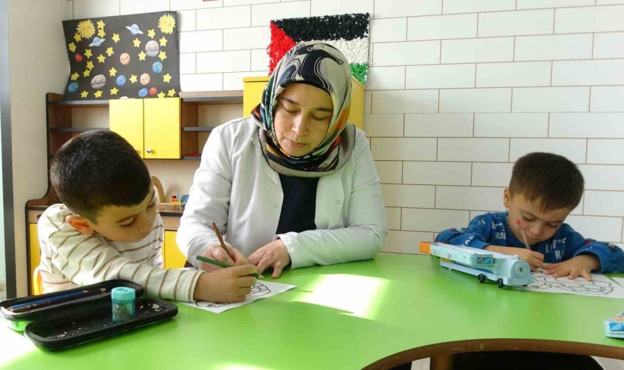 3 Çocuk Annesinin Azmi: Hayvancılıkla Uğraşırken Çocukların İlk Öğretmeni Oldu