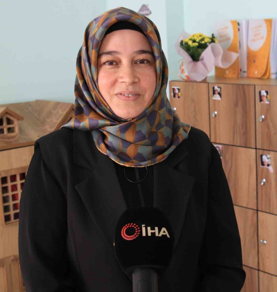 3 Çocuk Annesinin Azmi: Hayvancılıkla Uğraşırken Çocukların İlk Öğretmeni Oldu