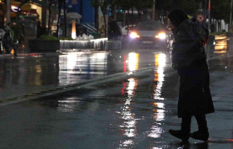 Sarı Alarm İle Uyarılan Antalya’da Sağanak Etkisini Gösteriyor