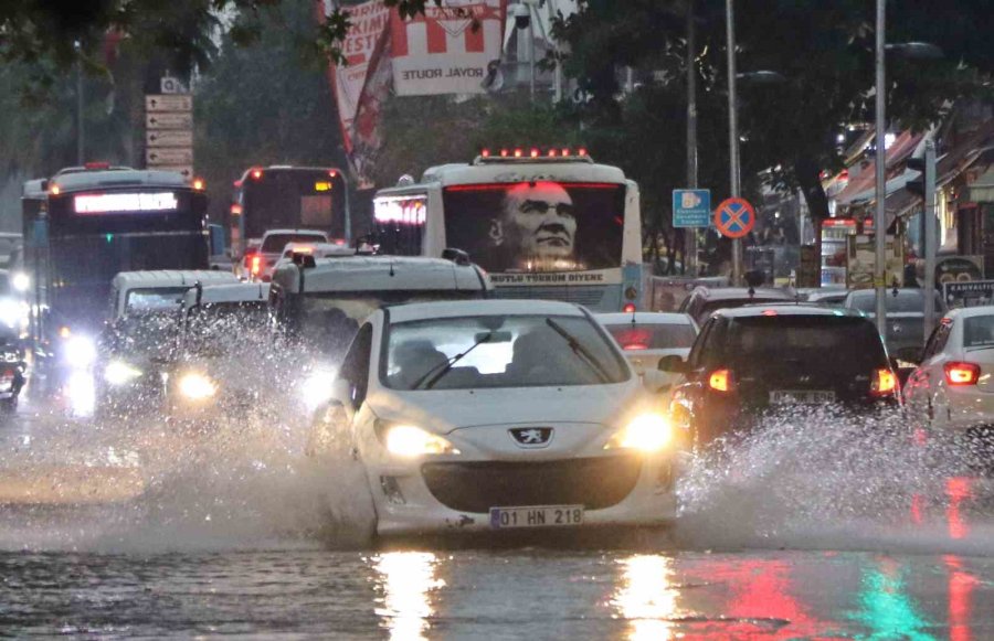 Sarı Alarm İle Uyarılan Antalya’da Sağanak Etkisini Gösteriyor