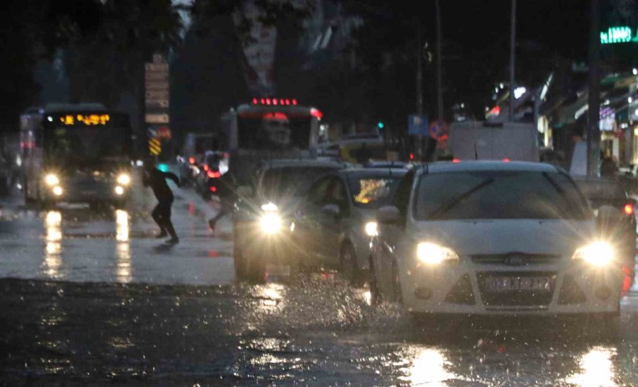 Sarı Alarm İle Uyarılan Antalya’da Sağanak Etkisini Gösteriyor