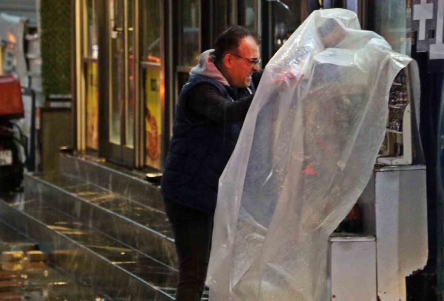 Sarı Alarm İle Uyarılan Antalya’da Sağanak Etkisini Gösteriyor