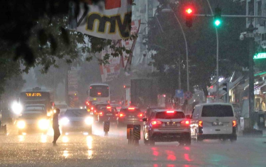 Sarı Alarm İle Uyarılan Antalya’da Sağanak Etkisini Gösteriyor