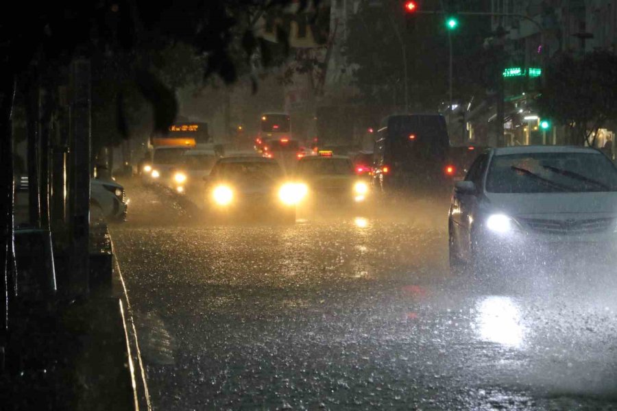 Sarı Alarm İle Uyarılan Antalya’da Sağanak Etkisini Gösteriyor
