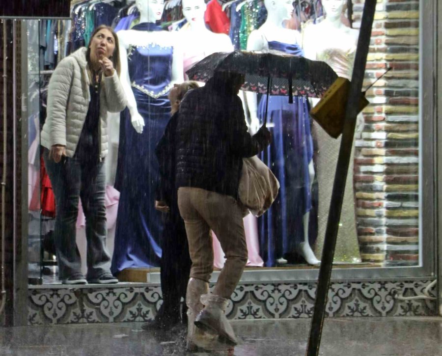 Sarı Alarm İle Uyarılan Antalya’da Sağanak Etkisini Gösteriyor