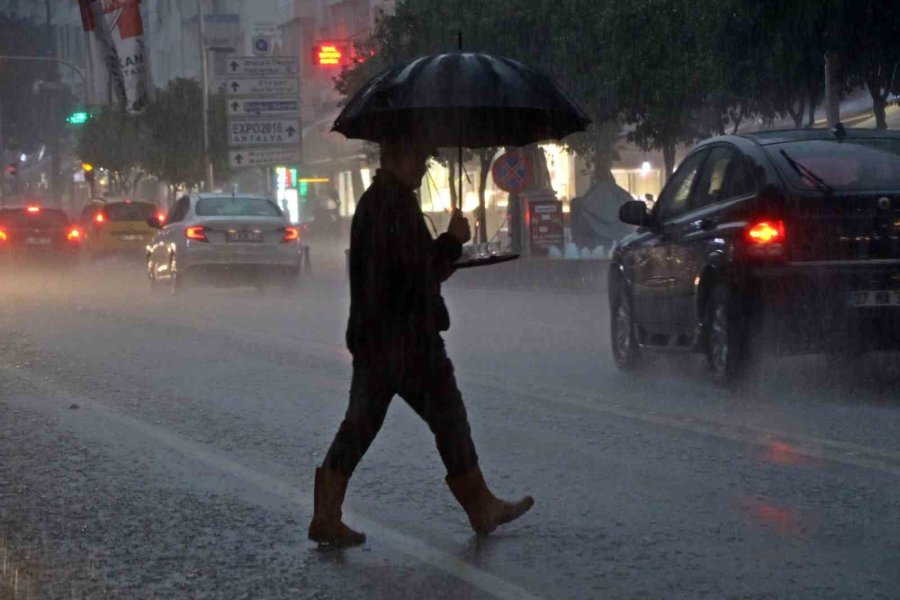 Sarı Alarm İle Uyarılan Antalya’da Sağanak Etkisini Gösteriyor
