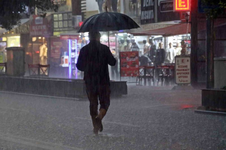 Sarı Alarm İle Uyarılan Antalya’da Sağanak Etkisini Gösteriyor
