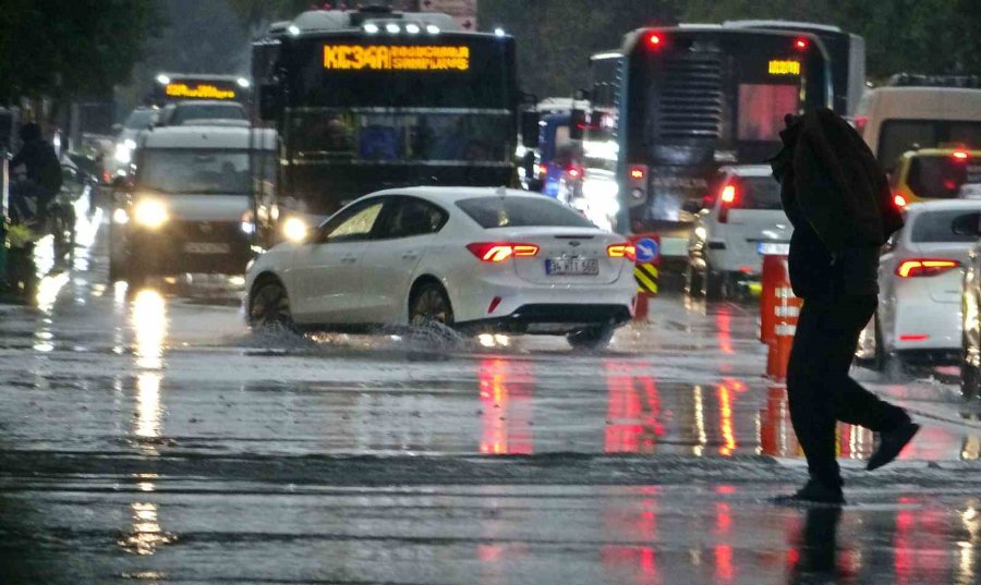 Sarı Alarm İle Uyarılan Antalya’da Sağanak Etkisini Gösteriyor