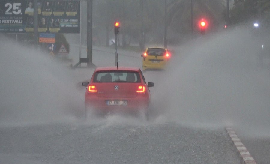 Sarı Alarm İle Uyarılan Antalya’da Sağanak Etkisini Gösteriyor
