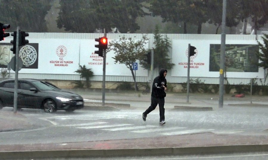 Sarı Alarm İle Uyarılan Antalya’da Sağanak Etkisini Gösteriyor