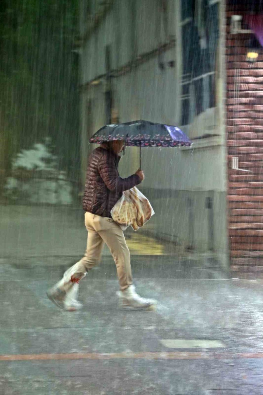 Sarı Alarm İle Uyarılan Antalya’da Sağanak Etkisini Gösteriyor