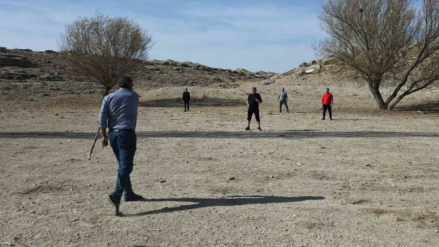 Aksaray’da Geleneksel "çelik Çomak" Oyunu Yaşatılmaya Devam Ediyor