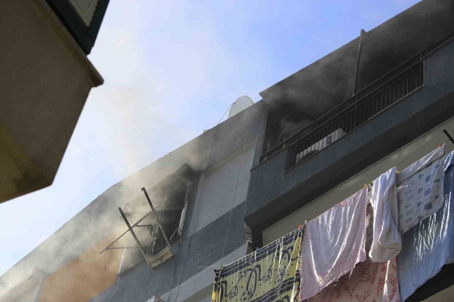 Antalya’da Teras Katta Çıkan Yangın Paniğe Neden Oldu