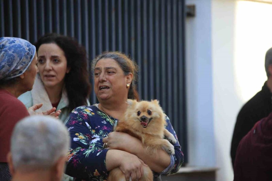 Antalya’da Teras Katta Çıkan Yangın Paniğe Neden Oldu
